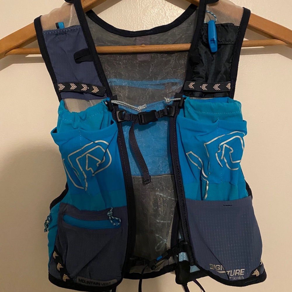 Ultimate Direction Hydration Vest